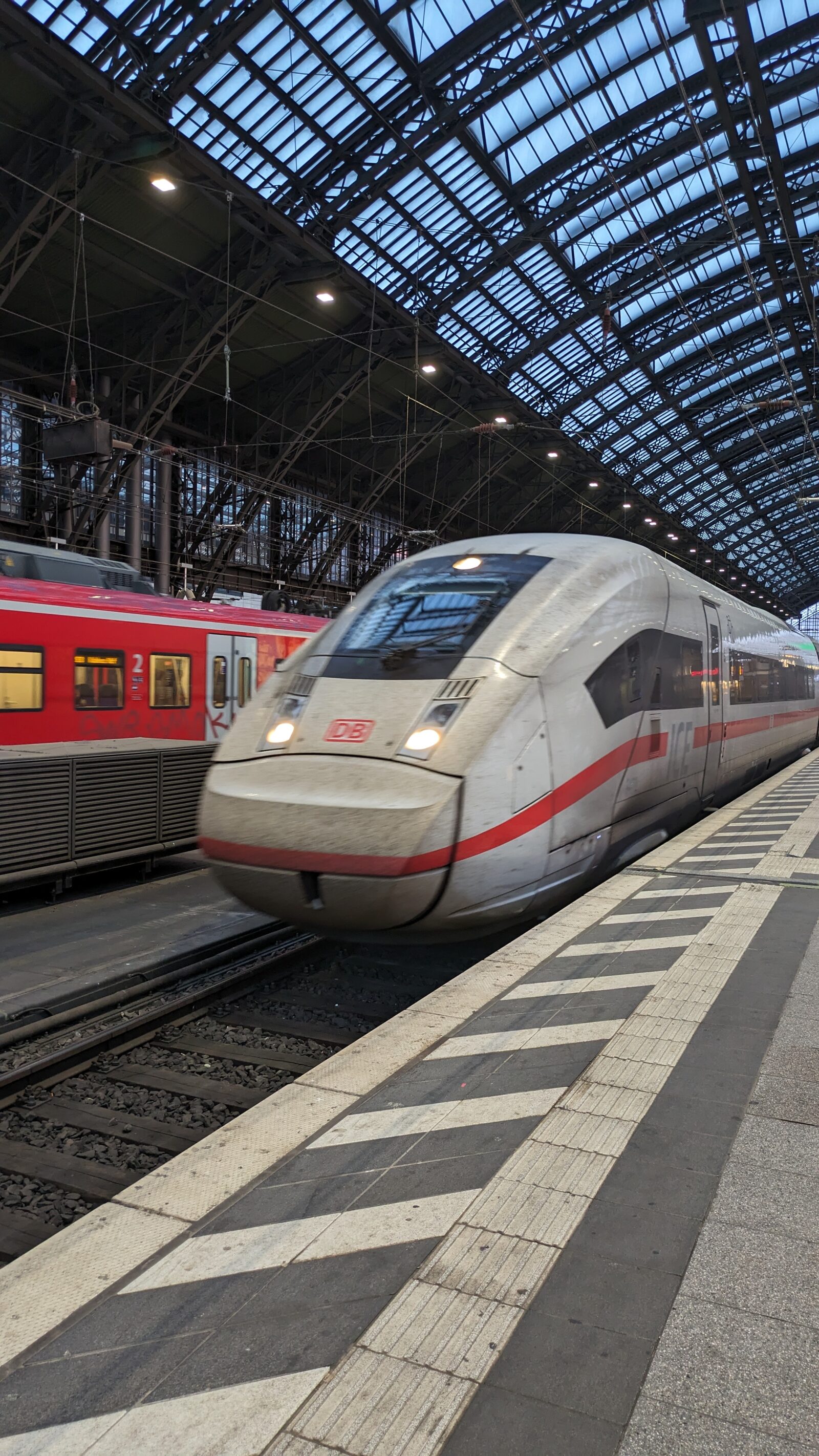 Ein ICE im Kölner Hauptbahnhof
