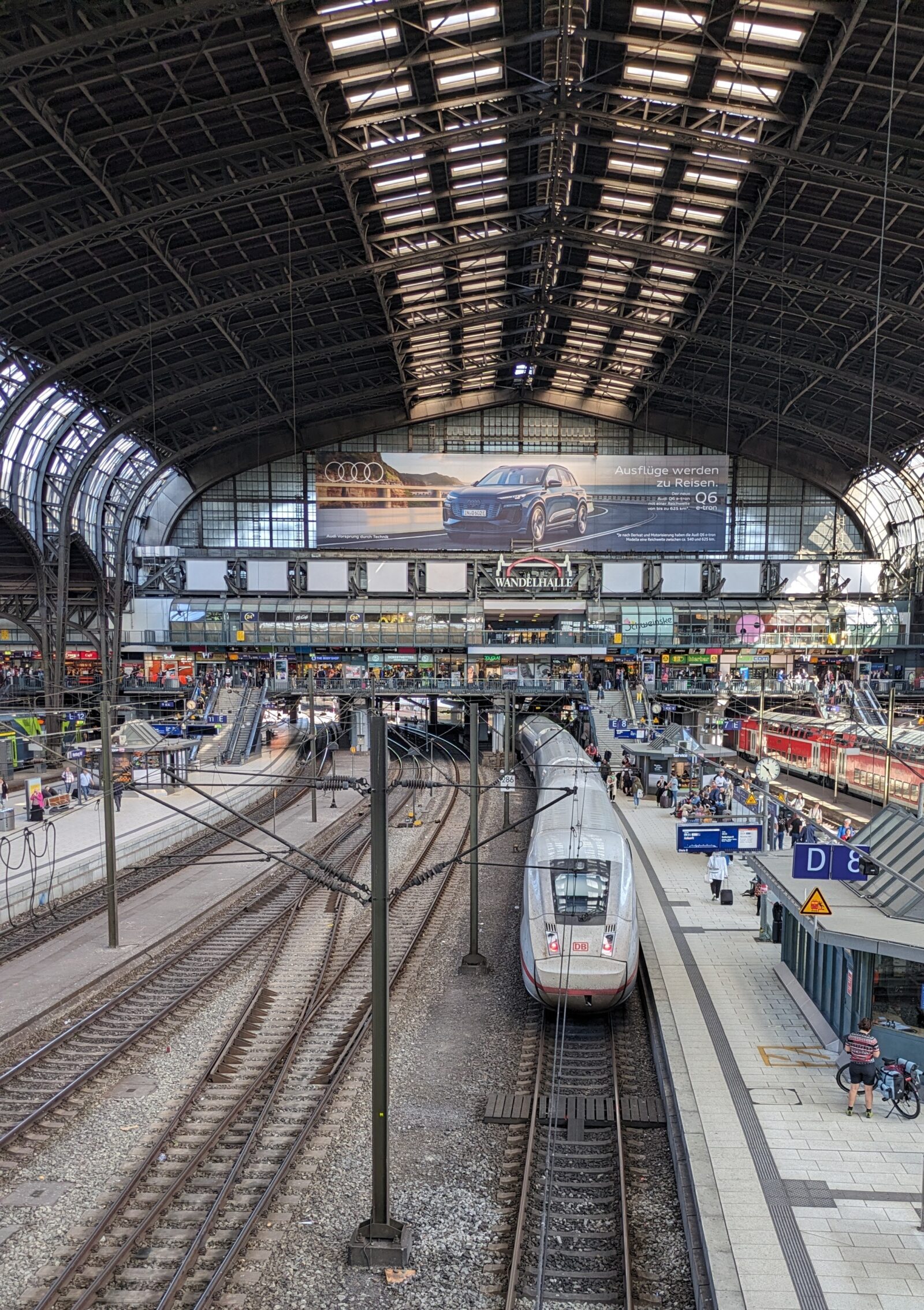 Ein ICE der Deutschen Bahn im Hamburger Hauptbahnhof von oben gesehen